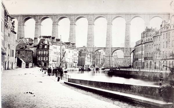 The Viaduct at Morlaix, c.1880 (b/w photo)  à Photographe français