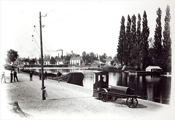 Tractor towing a boat at Dijon, 1894-5 (b/w photo)  à Photographe français
