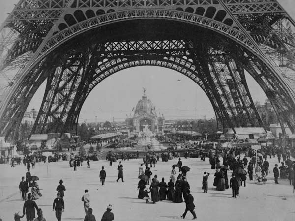 Under the Eiffel Tower, from ''L''Album de l''Exposition 1889'' by Glucq, Paris 1889 (photogravure)  à Photographe français