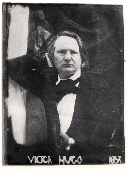 Victor Hugo (1802-85) (b/w photo)  à Photographe français