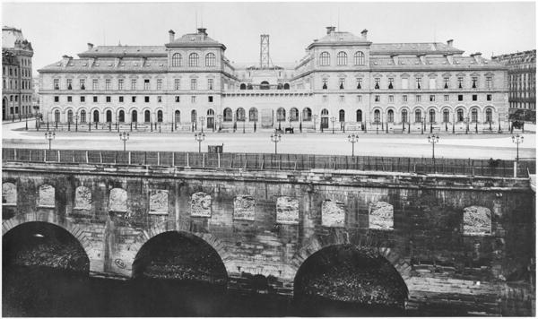 View of the Hotel-Dieu at the time of its construction, Paris, after 1867 (b/w photo)  à Photographe français