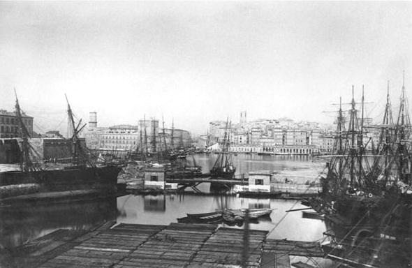 View of the port of Marseilles, late 19th century (b/w photo)  à Photographe français