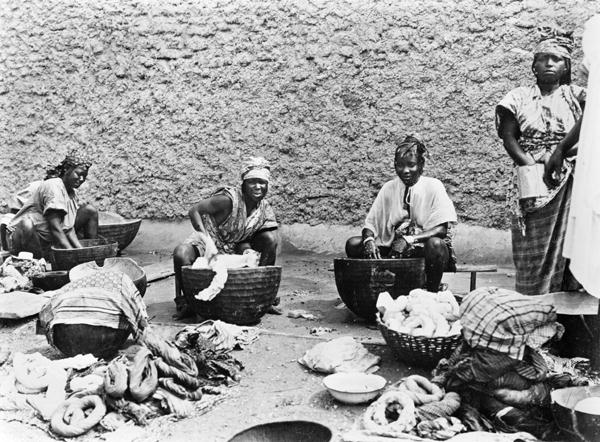 Washing, Senegal, c.1900 (b/w photo)  à Photographe français