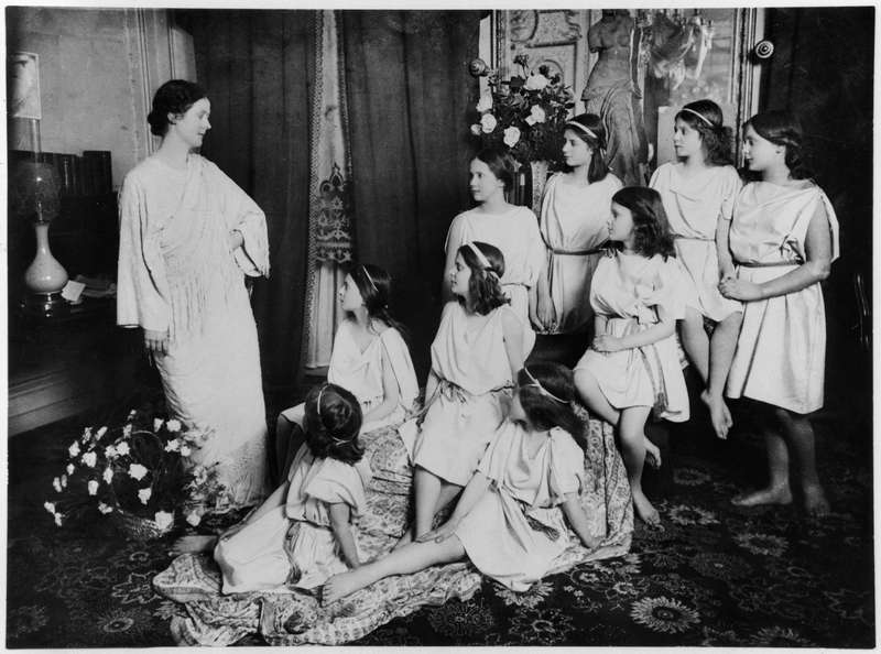 Isadora Duncan (1877-1927) and her pupils, early 20th century (b/w photo)  à Photographe allemand