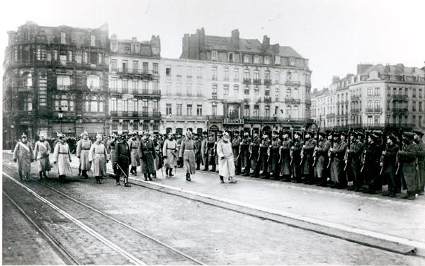 Kaiser Wilhelm II (1859-1941) and Ludwig III de Wittelsbach (1845-1921) passing in review a regiment à Photographe allemand