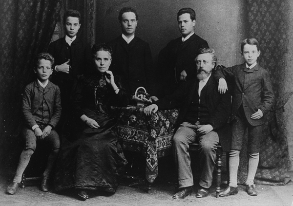 Wilhelm Liebknecht and his family (b/w photo)  à Photographe allemand
