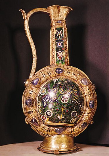 Water jug presented to Charlemagne (742-814) à Harun al-Rashid