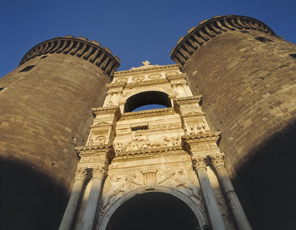 Triumphal arch bearing arms of Aragon and Triumph of Alfonso of Aragon on the exterior of Castelnuov à École italienne