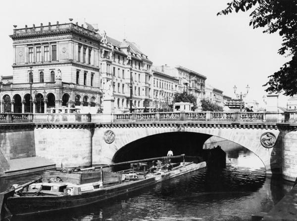 The Belle-Alliance Bridge, Berlin, c.1910 (b/w photo)  à Jousset