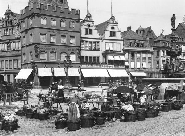 The Market Place at Trier, c.1910 (b/w photo)  à Jousset