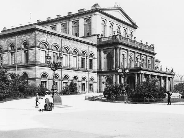 The Theatre at Hannover, c.1910 (b/w photo)  à Jousset