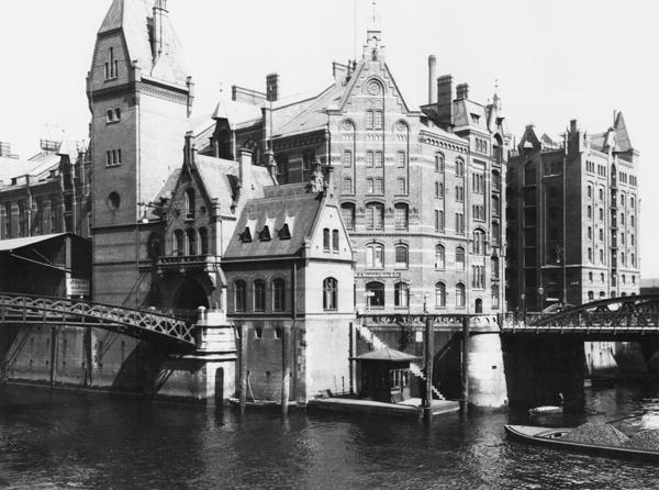 View of the Speicherstadt (warehouse city) Hamburg, c.1910 (b/w photo)  à Jousset
