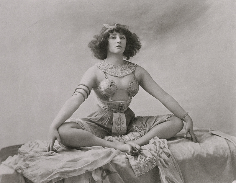 Colette (1873-1954) acting in ''Reve d''Egyptienne'', 1907 (b/w photo)  à Reutlinger Studio (1850-1937)