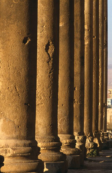 Temple of Bacchus, detail of the colonnade, High Imperial Period (27 BC-395 AD) (photo)  à Période impériale romaine (27 av. JC-476 après JC)