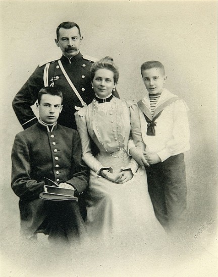 Family portrait of Princess Zenaida Yusupova, Count Felix Sumarokov-Elston and sons Nikolai and Feli à Photographe russe
