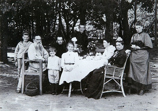 Family portrait of the author Leo N. Tolstoy, from the studio of Scherer, Nabholz & Co. à Photographe russe