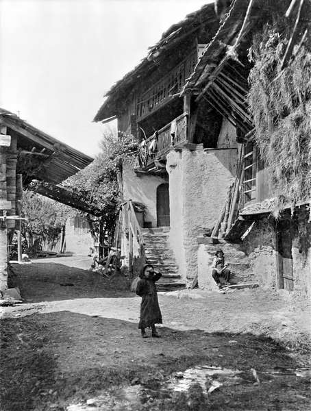 Village of Valais, early 20th century (b/w photo)  à Photographe suisse (20ème siècle)