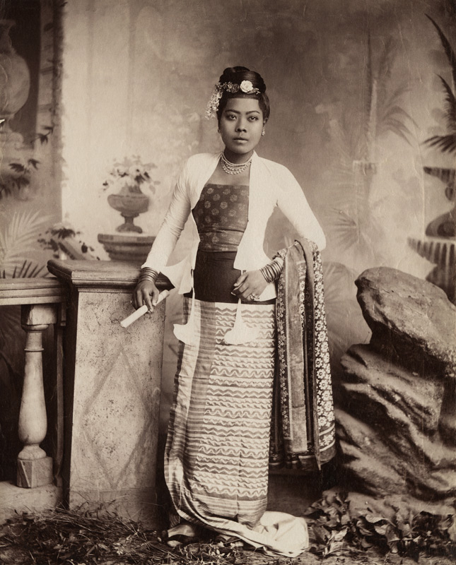 Burmese lady (albumen print) (b/w photo)  à Watts & Skeen (1888-1908)