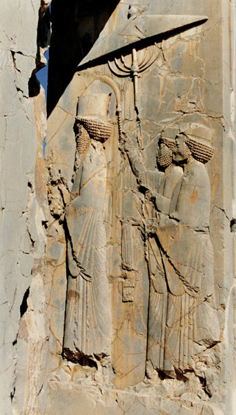 Xerxes (c.519-465 BC) and his attendants entering or leaving the palace, relief from the Hadish (Xer à Achaemenid