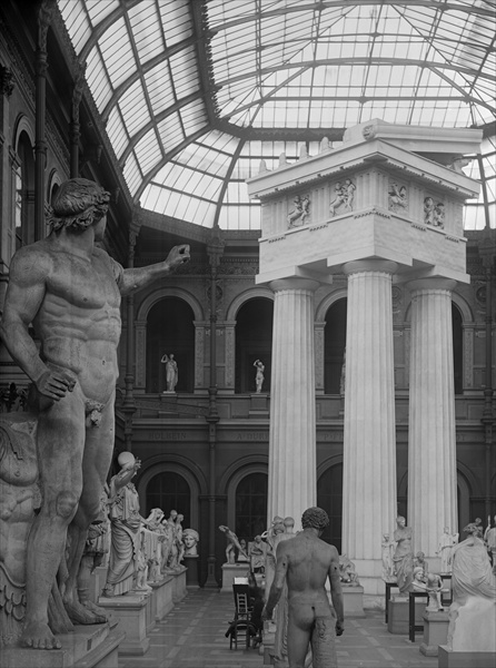 Ecole Nationale des Beaux-Arts, Palais des Etudes, the glass courtyard, c.1890-99 (b/w photo)  à Adolphe Giraudon