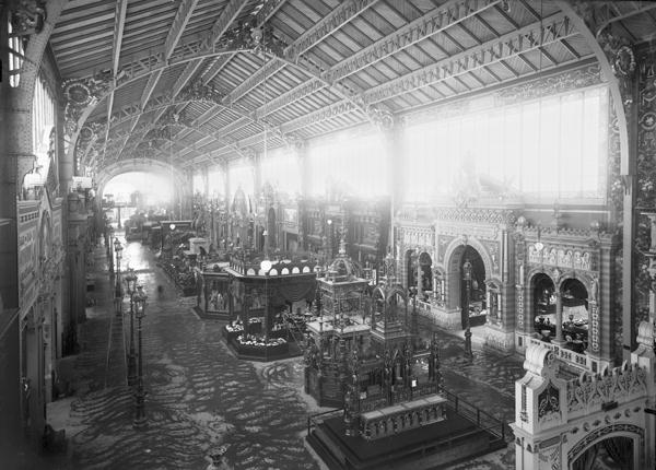 Gallery of the Various Industries, Universal Exhibition, Paris, 1889 (b/w photo)  à Adolphe Giraudon