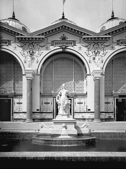 Portico and fountain at the Universal Exhibition, Paris à Adolphe Giraudon