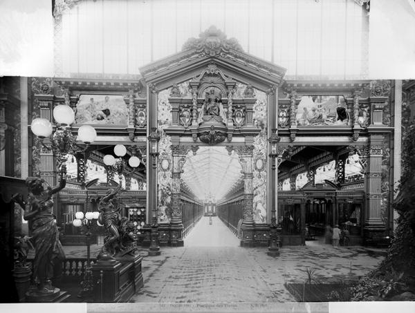 Portico of fabric at the Universal Exhibition of 1889 in Paris (b/w photo)  à Adolphe Giraudon