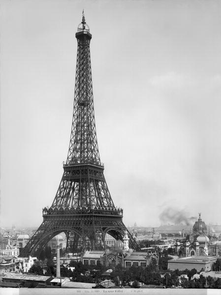 The Eiffel Tower (1887-89) photographed during the Universal Exhibition of 1889 in Paris, architect  à Adolphe Giraudon