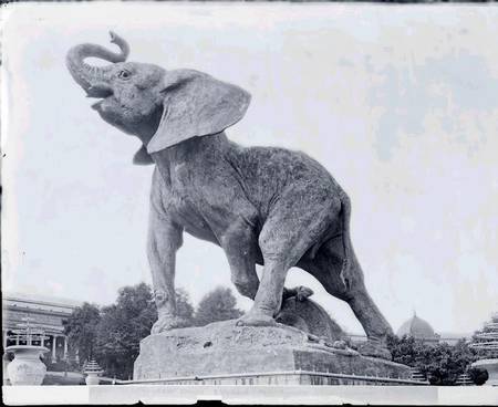 Young Elephant Caught in a Trap (1878) by Emmanuel Fremiet (1824-1910) in front of the Trocadero Pal à Adolphe Giraudon
