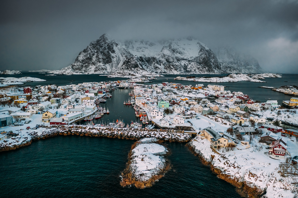 Twilight in Henningsvaer à Adrian Popan