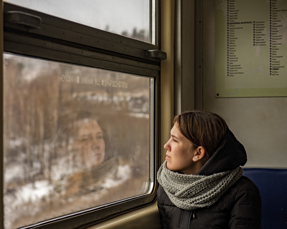 Lady in a train à Aharon Golani