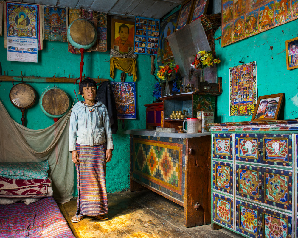Woman in her living room, Bhutan. à Aharon Golani