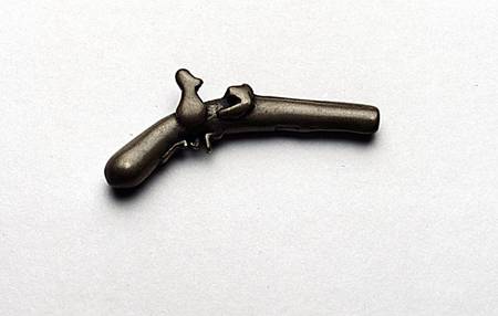 Gold weight cast in the form of a pistol à École Akan