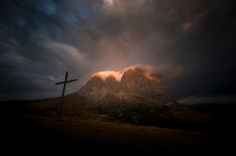 Sunrise at Sella pass (Dolomites) à Alessandro Traverso