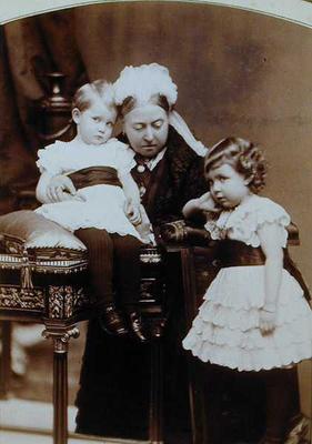 Queen Victoria (1819-1901) with her grandchildren, Prince Arthur (b.1883) and Princess Margaret of C à Alexander Bassano