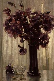 Vase avec des fleurs violettes