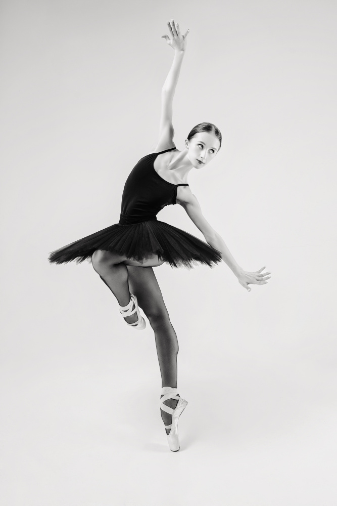 black swan. ballerina in a black tutu shows elements of ballet dance in motion à Alexandr