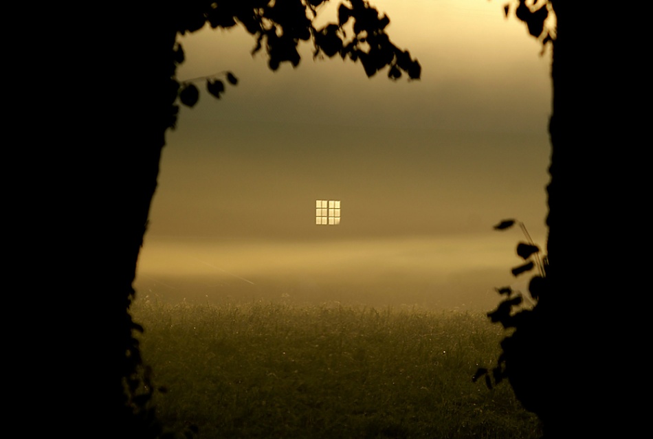 a window in morning mist à Allan Wallberg