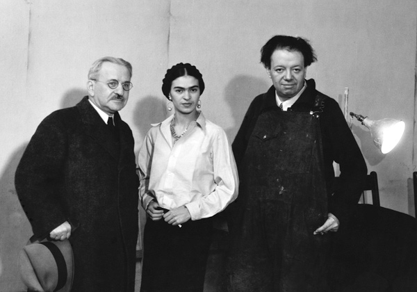 Albert Kahn, Frida Kahlo and Diego Rivera in the mural project studio at the Detroit Institute of Ar à Photographe américain