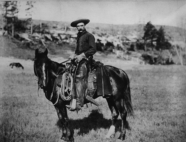 Cowboy riding a horse in Montana, USA, c. 1880 (b/w photo)  à Photographe américain