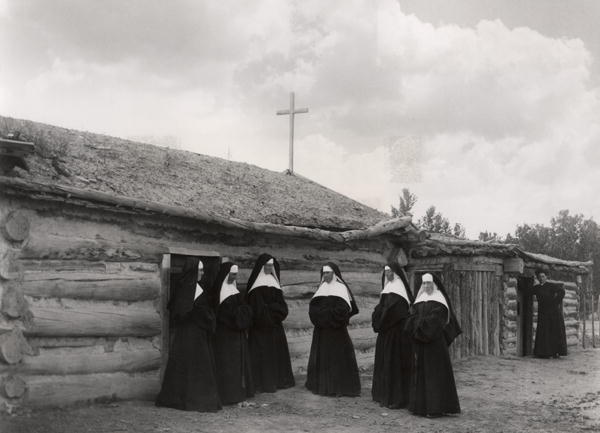 Nuns in front of the Saint Labre mission, Ashland, Montana (b/w photo)  à Photographe américain