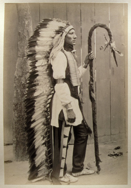 Portrait of a Native American from ''Buffalo Bill''s Wild West'', 1889 (b/w photo)  à Photographe américain