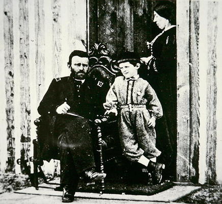 General Grant with his wife Julia Dent and their son Frederick Dent Grant, at City Point (b/w photo) à Photographe américain, (19ème siècle)