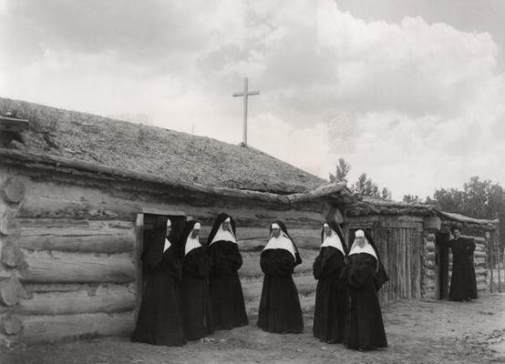 Nuns in front of the Saint Labre mission, Ashland, Montana (b/w photo) à Photographe américain, (19ème siècle)