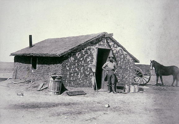 Typical prairie sodhouse, Wichita County, Kansas, c.1880 (b/w photo) à Photographe américain, (19ème siècle)