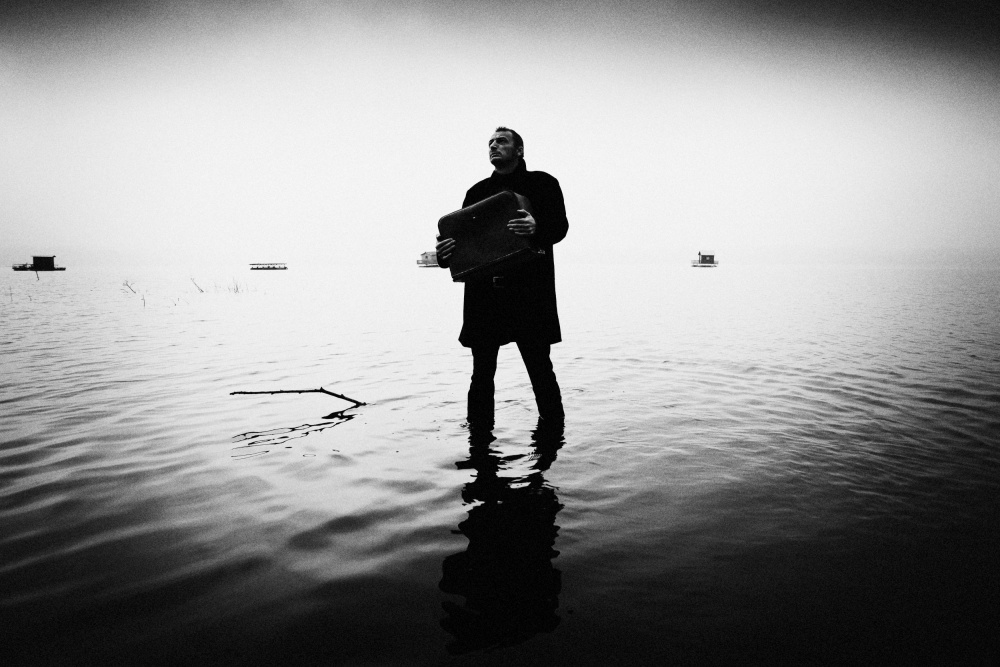 man and lake à Amir Bajrich
