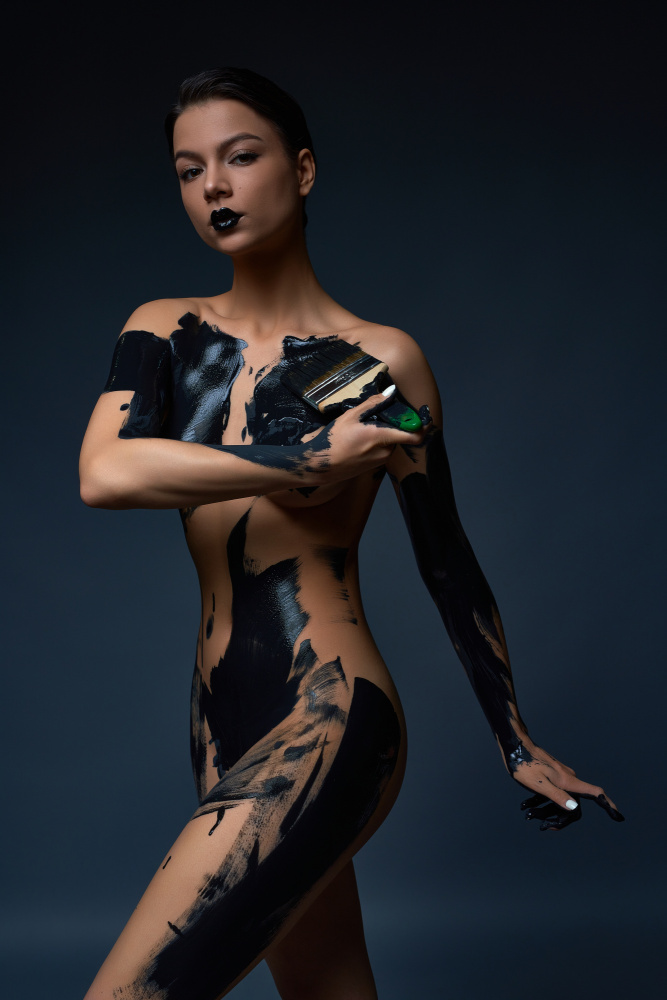 Nude artist paints her own body à Andrey Guryanov