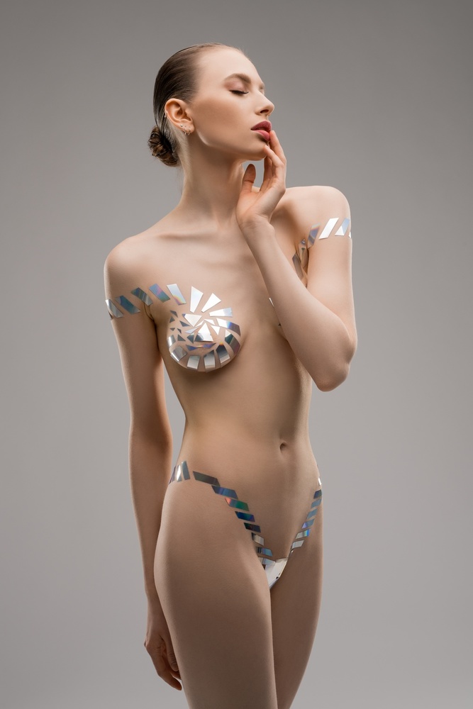 Female model in underwear from metallic tape à Andrey Guryanov