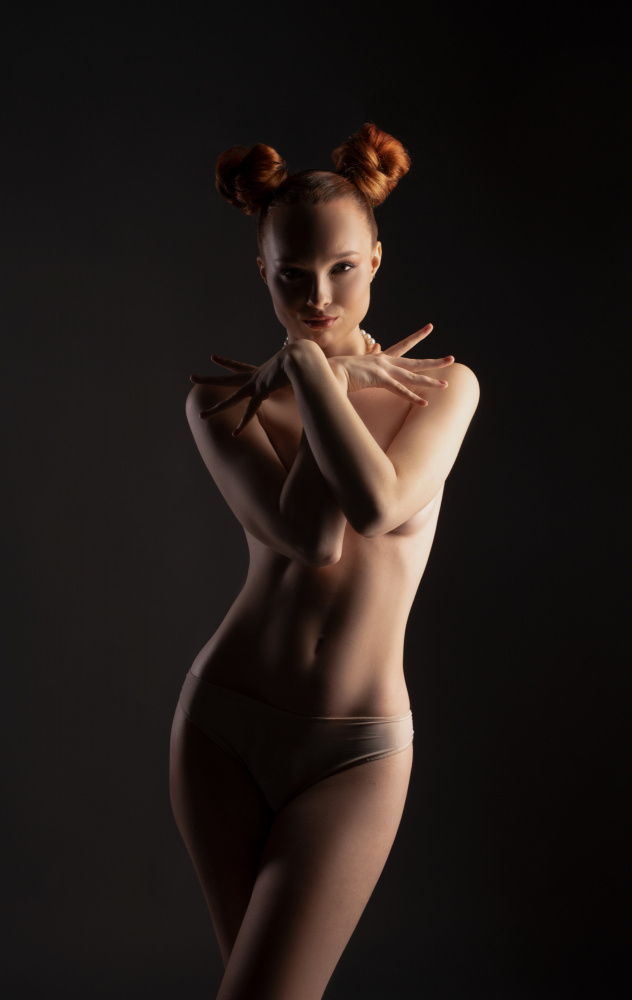 Gorgeous redhead naked lady à Andrey Guryanov