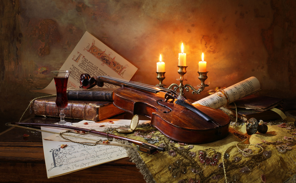 Still life with violin and candles à Andrey Morozov